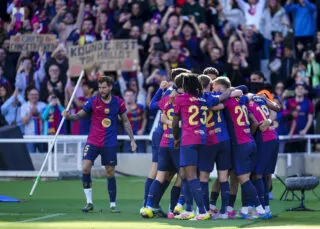 En rage après une faute non sifflée, un membre du staff du Barça explose son iPad au sol