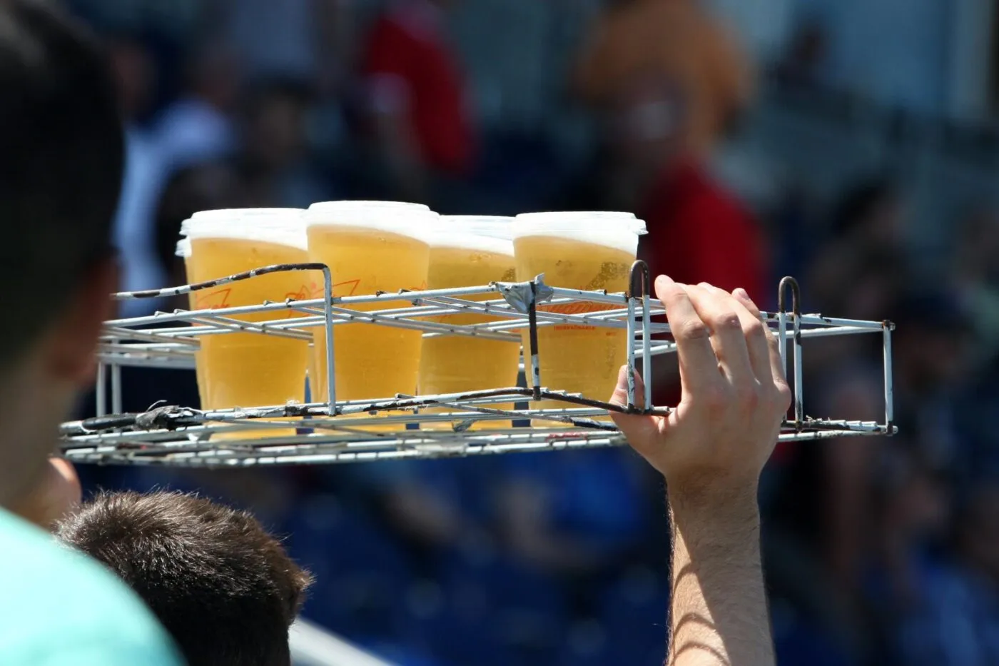 Un Américain monte accidentellement dans un bateau de supporters anglais et finit au stade