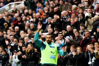 Jonás Gutiérrez aperçu en train de jouer de la guitare dans les rues de Newcastle