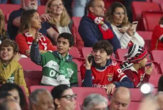 La statue du lion du Sporting vandalisée et repeinte en rouge