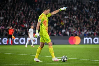 Quand Emiliano Martínez félicite Désiré Doué pour sa finition après son but contre Aston Villa